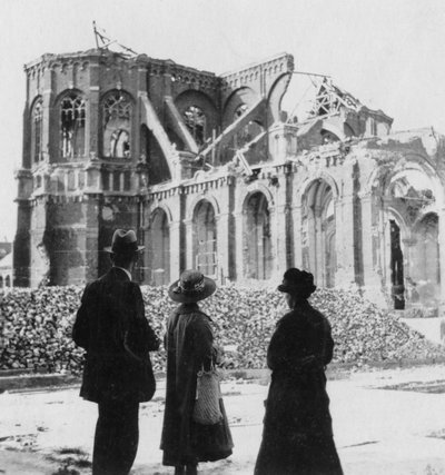 Schade aan de kerk van Notre Dame, Armentières, Frankrijk, Eerste Wereldoorlog, ca. 1914-ca. 1918 door Nightingale and Co