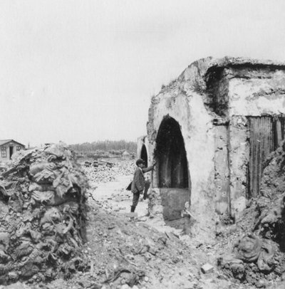 Schuilplaats gemaakt van beton en bekleed met golfplaat, Eerste Wereldoorlog, c1914-c1918 door Nightingale and Co