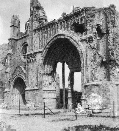 Ruïnes van de kathedraal, Ieper, België, Eerste Wereldoorlog, ca. 1914-ca. 1918 door Nightingale and Co