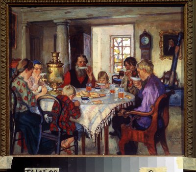 Nieuwe huiseigenaren, grote familie aan tafel die thee drinkt in hun nieuwe huis, begin 20e eeuw door Nikolai Petrovich Bogdanov Belsky