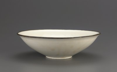 Ding-waar kom met ingesneden lotusdecoratie, Hebei provincie, 11e-begin 12e eeuw door Northern Song Dynasty Chinese School