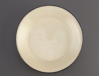 Ding ware schaal met ingesneden decoratie van eenden, Hebei Provincie, 11e-begin 12e eeuw door Northern Song Dynasty Chinese School