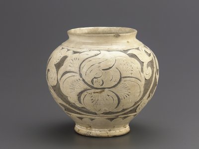 Pot met sgraffito-decoratie, Jiaozuo, Henan-provincie, Noordelijke Song-dynastie, eerste helft 11e eeuw door Northern Song Dynasty Chinese School