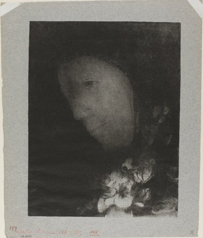Hoofd van een Vrouw met Bloemcorsage door Odilon Redon