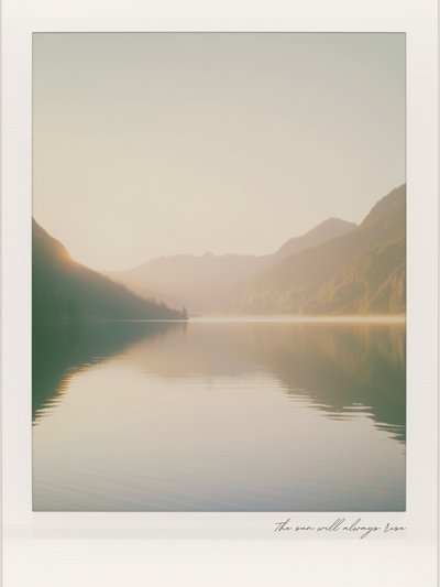 Zonsopgang bij Misty Mountain Lake door Ohkimiko