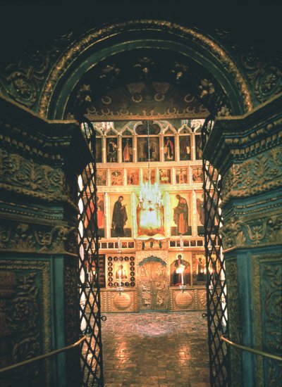 Interieur met de iconostase in de Aankondigingskathedraal in het Kremlin van Moskou, 14e-15e eeuw door Old Russian Architecture