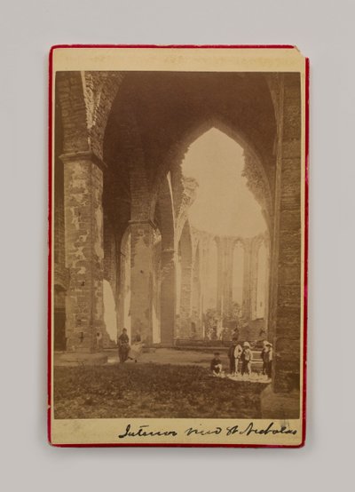 Interieur van de ruïnes van St. Nicholas door Olivia Wittberg