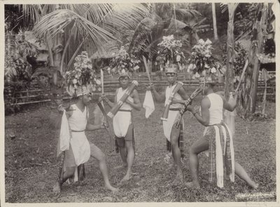 Indische jongens in kostuums dansen met krissen in de hand door Onnes Kurkdjian