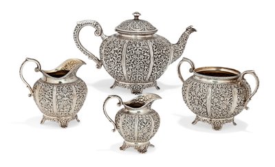 Repousse vierdelige theeset, eind 19e eeuw door Oomersi Mawji