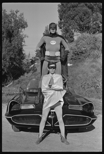Batman en Robin en Batmobile op de set van de 