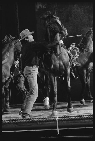 Gregory Peck met paard op de set van 