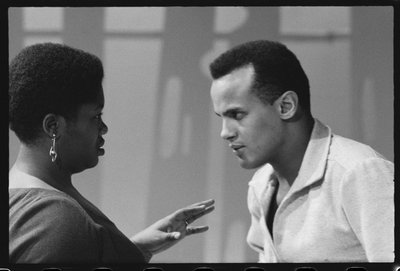 Harry Belafonte met Odetta op de set van tv-special door Orlando Suero