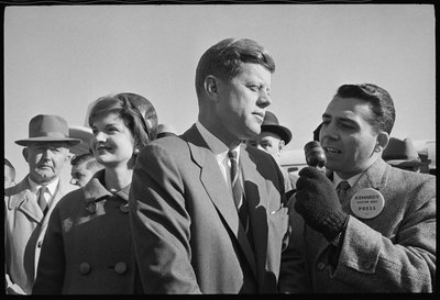 John F. Kennedy met verslaggever en Jackie Kennedy tijdens de verkiezingen door Orlando Suero