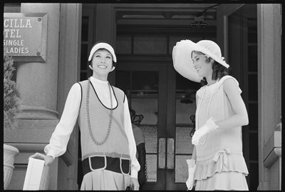 Julie Andrews en Mary Tyler Moore op de set van 