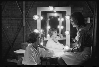 Julie Andrews en Mary Tyler Moore op de set van 