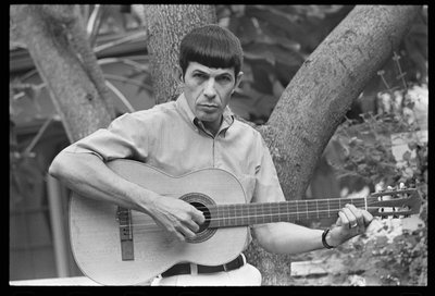 Leonard Nimoy speelt gitaar door Orlando Suero