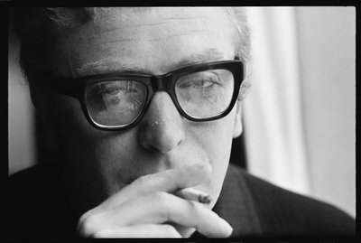 Michael Caine rookt door Orlando Suero