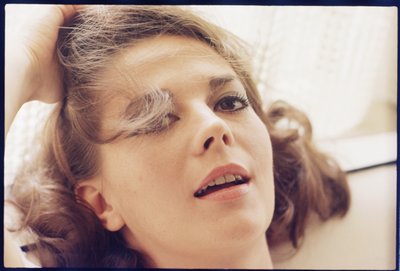 Natalie Wood thuis met hoofd op kussen door Orlando Suero