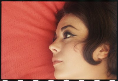 Natalie Wood thuis met hoofd op kussen door Orlando Suero