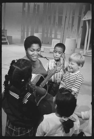 Odetta zingt voor kinderen op de set van een tv-special door Orlando Suero
