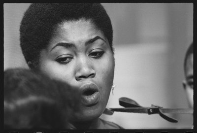 Odetta zingt voor kinderen op de set van een tv-special door Orlando Suero