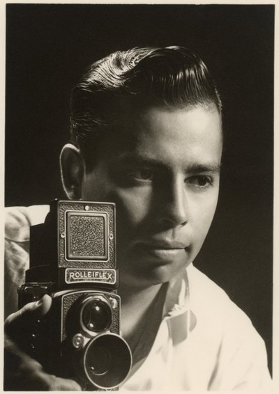 Portret van Orlando Suero met Rolleiflex camera, c.1954 (zwart-wit foto) door Orlando Suero