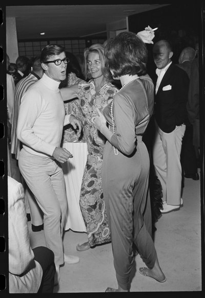 Roddy McDowall, Lauren Bacall en Shirley MacLaine op een huisfeest in Malibu door Orlando Suero