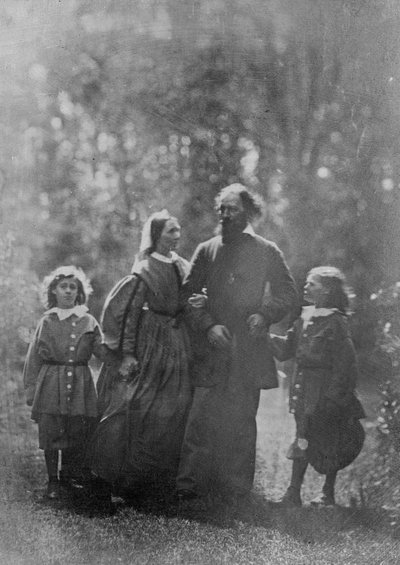 Alfred, Lord Tennyson met zijn vrouw Emily en twee zonen, Hallam en Lionel, ca. 1862 (albumine afdruk) door Oscar Gustav Rejlander