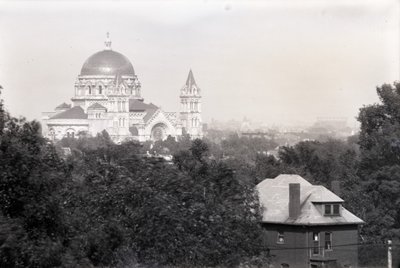 Nieuwe Kathedraal vanaf Barnes Hospital, St. Louis, 19 september 1919 door Oscar Kuehn