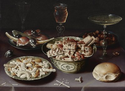 Stilleven met snoepjes, kastanjes en een broodje door Osias the Elder Beert
