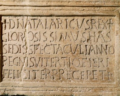 Barbaarse beschaving: inscriptie uit de regeerperiode van koning Ostrogoth Athalaric (516-534 n.Chr.) die getuigt van het bestaan van een theater in Ticinum (het huidige Pavia). 6e eeuw. Musei Civici, Sezione Archeologia, Pavia, Italië door Ostrogothic Ostrogothic