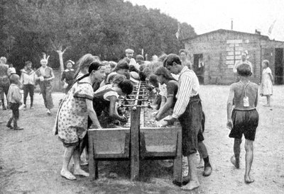 Afwassen op een zomerkamp voor jongeren, Duitsland, 1922 door Otto Haeckel