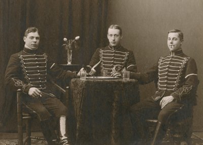 Drie jonge cavaleristen in uniform, Malmö, Zweden, 1920s door Otto Ohm