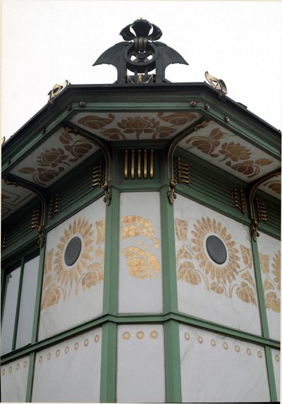 Art Nouveau: uitzicht op het paviljoen van het Karlsplatz metrostation (nu café) gemaakt door architect Otto Wagner (1841-1918) (Weense Secession) 1894-1899 Wenen, Oostenrijk door Otto Wagner
