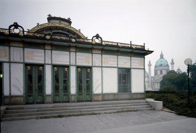 Art Nouveau: uitzicht op het paviljoen van het Karlsplatz metrostation (nu café) gemaakt door architect Otto Wagner (1841-1918) 1894-1899 Wenen, Oostenrijk door Otto Wagner