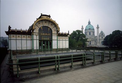 Art Nouveau: zicht op het paviljoen van het metrostation Karlsplatz, ontworpen door architect Otto Wagner door Otto Wagner