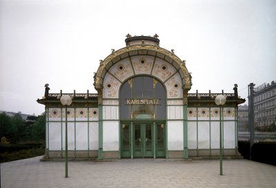 Art Nouveau: zicht op het paviljoen van het metrostation Karlsplatz, ontworpen door architect Otto Wagner door Otto Wagner