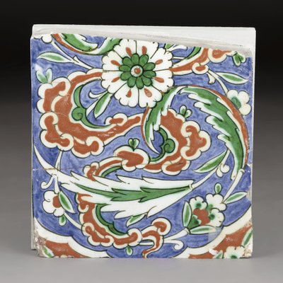 Een gedeeltelijke Iznik keramische tegel, Ottomaans Turkije, eind 16e eeuw door Ottoman School