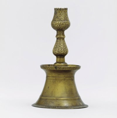 Een Ottomaanse koperen kandelaar, de hals met gegraveerde arabeske decoratie die uitloopt in de vorm van een tulp door Ottoman School