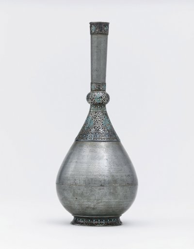 Een Ottomaanse turquoise ingelegde zilveren gemonteerde zinken fles door Ottoman School