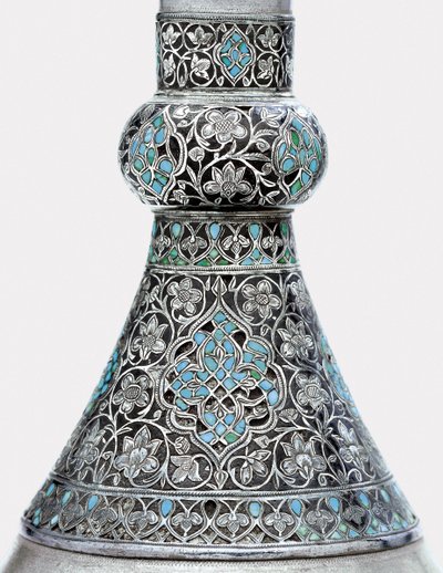 Detail van een Ottomaanse turquoise ingelegde zilveren zinkfles (detail) door Ottoman School