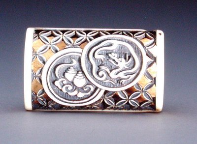 Netsuke met opengewerkt ontwerp door Ozaki Kokusai