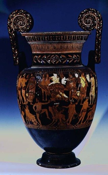 Attische roodfigurige voluutkrater, versierd met een scène van acteurs en muzikanten die zich voorbereiden op een optreden voor Bacchus en Ariadne, Grieks, uit Ruvo, 5e eeuw v.Chr. door Painter Pronomos