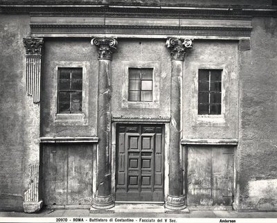 De gevel, gebouwd door keizer Constantijn, ca. AD 315-24 door Paleo Christian