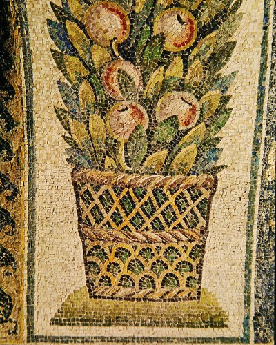 Een mand met fruit, c.430 AD door Paleo Christian