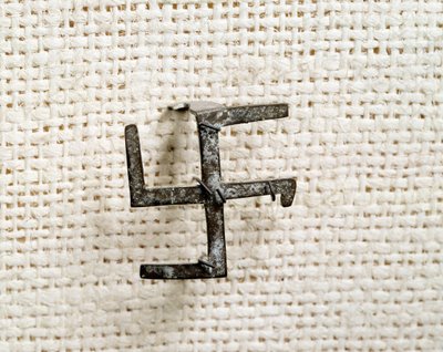 Christelijke oudheid: fibula in de vorm van een swastika (die het kruis gammee zal inspireren). 1e tot 3e eeuw. Nationaal Museum van Archeologie van Saint Germain en Laye door Paleo Christian