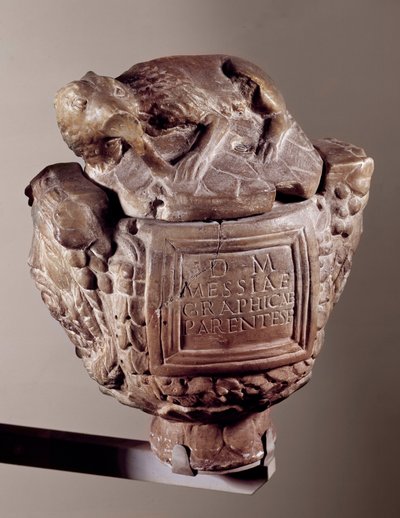 Cineraire urn Messiae graphicae. Uit Avranches. Saint Germain en Laye, Museum van Nationale Archeologie door Paleo Christian