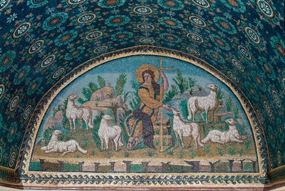 Goede herder. Mozaïek van de boog boven de toegangsdeur van het Mausoleum van Galla Placidia, ca.425 (mozaïek) door Paleo Christian