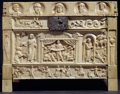 Paleochristelijke kunst: reliekschrijn versierd met scènes uit het Oude en Nieuwe Testament in lage reliëfs. 4e eeuw. Uit het klooster van Santa Giulia, Italië. Brescia, Christelijk museum door Paleo Christian