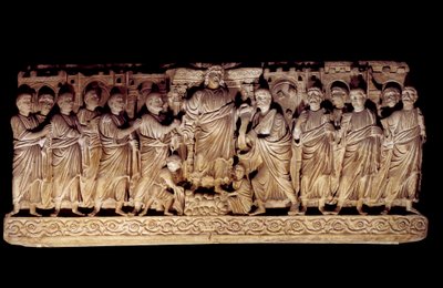 Paleochristelijke kunst: gebeeldhouwd sarcofaag die Christus met de apostelen voorstelt. uit de Basiliek van Sint-Pieter in Rome, mausoleum van de Anicii. 390-400 na Christus. Parijs, Louvre Museum door Paleo Christian